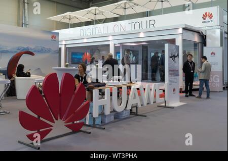 (190911) - Budapest, Sept. 11, 2019 (Xinhua) - Menschen besuchen den Stand von Chinas Telekommunikationsunternehmen Huawei bei der International Telecommunication Union (ITU) Telecom World 2019 in Budapest, Ungarn, Sept. 10, 2019 statt. Huawei veröffentlicht das "5G-Anwendungen Positionspapier 'hier Dienstag an einem Forum auf der Seitenlinie der ITU Telecom World 2019, freuen Sie sich auf 5 G Anwendungsszenarien in den Bereichen Verbesserung der Breitband-, Medien- und Unterhaltungsbranche, industrielle Fertigung und intelligente Transport. Die ITU Telecom World 2019 läuft vom 9. bis 12. September in Budapest, Ungarn. (Foto von Atti Stockfoto