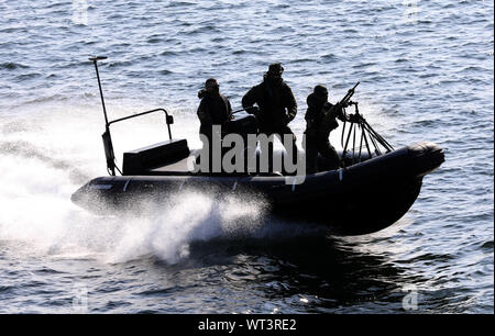 Rostock, Deutschland. 11 Sep, 2019. Während die naval Herbst Manöver" Soldaten der Deutschen Marine nördlichen Küsten' auf Ihre Weise mit einem Schlauchboot. Das Manöver mit mehr als 40 Schiffen findet vom 06. -18.09 .2019 an der Ostsee. Das Ziel der Übung, die eine gute zwei Wochen dauern und rund 3000 Soldaten aus 18 Nationen betreffen, ist das Meer zu schützen Routen unter einem fiktiven UN-Mandat. Quelle: Bernd Wüstneck/dpa-Zentralbild/dpa/Alamy leben Nachrichten Stockfoto