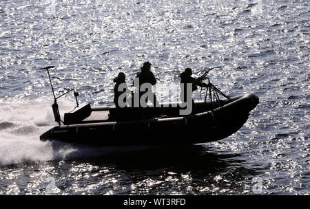 Rostock, Deutschland. 11 Sep, 2019. Während die naval Herbst Manöver" Soldaten der Deutschen Marine nördlichen Küsten' auf Ihre Weise mit einem Schlauchboot. Das Manöver mit mehr als 40 Schiffen findet vom 06. -18.09 .2019 an der Ostsee. Das Ziel der Übung, die eine gute zwei Wochen dauern und rund 3000 Soldaten aus 18 Nationen betreffen, ist das Meer zu schützen Routen unter einem fiktiven UN-Mandat. Quelle: Bernd Wüstneck/dpa-Zentralbild/dpa/Alamy leben Nachrichten Stockfoto