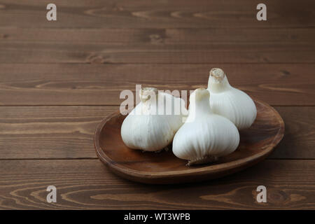 Rohen Knoblauch closeup auf Holztisch, isoliert Stockfoto