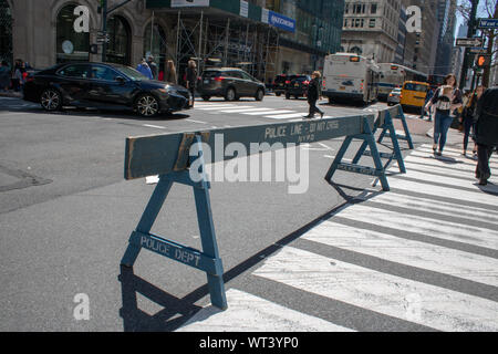 New York, USA, 8. April 2019: Die Vereinigten Staaten von Amerika Polizei Barriere auf einer Straße in New York City Stockfoto