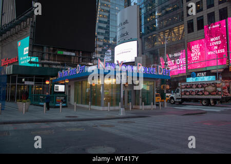 New York, USA, 8. April 2019: New York City NYPD Polizei in Time Square in New York City. Stockfoto