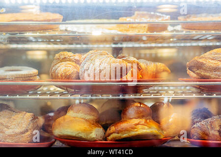 Frische Croissants und andere Backwaren zum Verkauf in einer großen Bäckerei in Italien. Süße Speisen. Hausgemachte Speisen Stockfoto