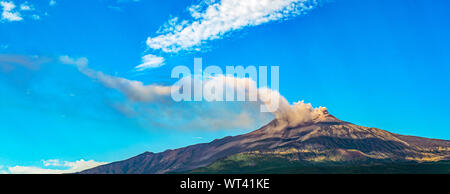 Überblick über den Ätna in Sizilien bei einem Ausbruch mit Rauch und Asche lösen. Stockfoto