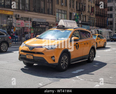 New York, USA, 7. August 2019: Die Vereinigten Staaten von Amerika gelbes Taxi fahren auf der Straße in New York City Stockfoto