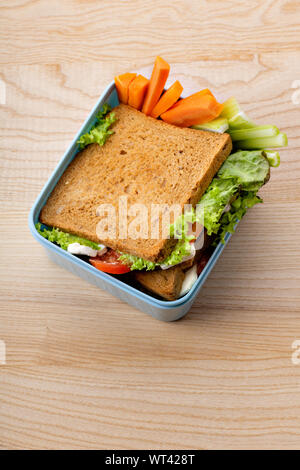 Flach mit gesunden Sandwich in Kunststoffbehälter auf hölzernen Tisch. Täglich im Büro oder in der Schule Mittagessen Konzept Stockfoto