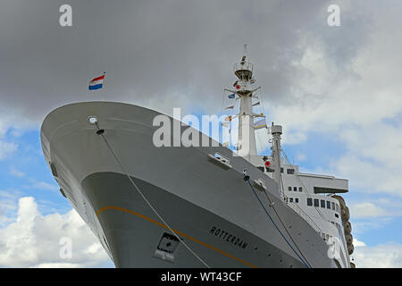 Der Hafen von Rotterdam, Niederlande - 2019.09.08: Die historischen Linienschiffahrt ss Rotterdam dauerhaft Anker an katendrecht Stockfoto