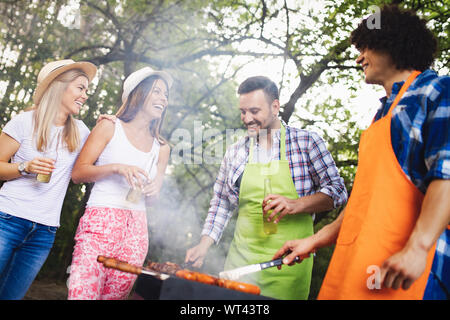 Freunde in einem Grillfest in der Natur mit Spaß Stockfoto