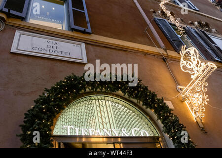 Tiffany & Co. Geschäft in der Via Condotti Street in Rom, vor der Haustür. Modeboutique. Luxuriöse Einkaufsmöglichkeiten. Rom Weihnachten. Italien, Europa, EU. Stockfoto