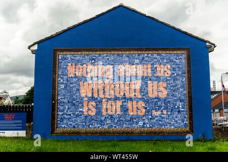 Politische Wandmalereien der Verteidigungsunion Ulster. Niedriger Shankill. West Belfast, Ulster, Nordirland, Großbritannien, Großbritannien, Europa. Stockfoto