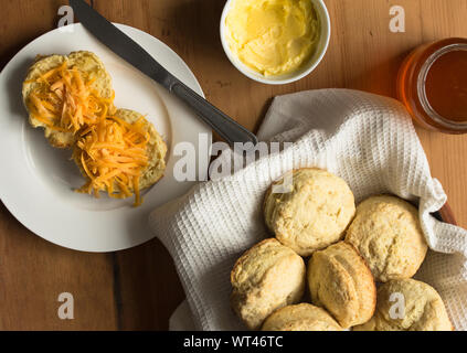 Scones, Käse, Honig und Butter auf rustikalen Tisch - Ansicht von oben Foto von hausgemachte Kekse Stockfoto