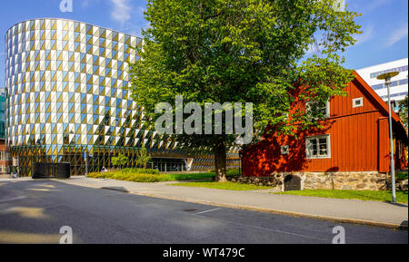 Traditionelles schwedisches rotes Blockhaus vor der Aula Medica, Karolinska Institutet in Solna, Stockholm. Stockfoto