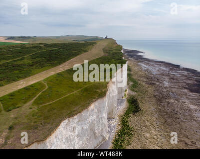 Die sieben Schwestern Kreidefelsen durch den Englischen Kanal. Sie sind Teil des South Downs in East Sussex, zwischen den Städten Seaford Eastbourne Stockfoto