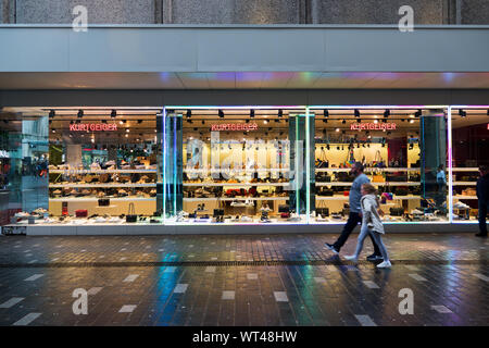 Luxushotels in Britischen Schuhe und Zubehör Händler Kurt Geiger Fenster Anzeige auf Tarleton St Liverpool City Centre. Stockfoto