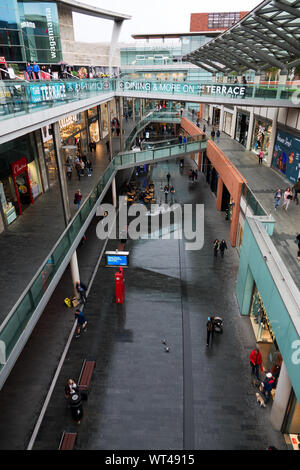 Leute, Shopping in Liverpool ONE, ein Einkaufs-, Wohn- und Freizeitzentrum in Liverpool, Großbritannien. Stockfoto