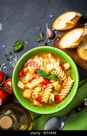 Minestrone mit Gemüse und Nudeln Ansicht von oben. Stockfoto