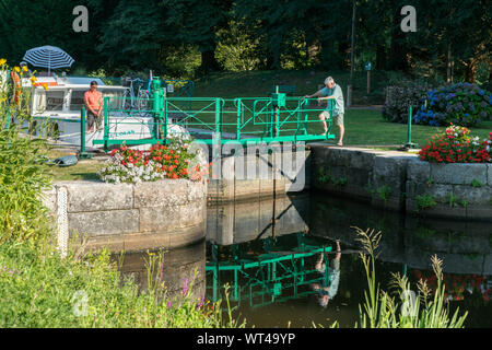 Josselin, Bretagne/Frankreich - 26. August 2019: Menschen bereiten Fluss Schleusen auf dem Fluss Oust in der Nähe von Josselin für Hausboote durch Stockfoto