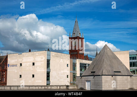 Die Victoria Building Tower der Universität Liverpool, auch als die roten Backstein Universität bekannt, an der Ecke der Brownlow Hill und Ashton Straße. Stockfoto