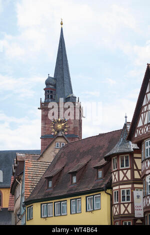 Blick auf alte Fachwerkhäuser und die Kirche im Inneren der Stadt Wertheim am Main, Deutschland Stockfoto