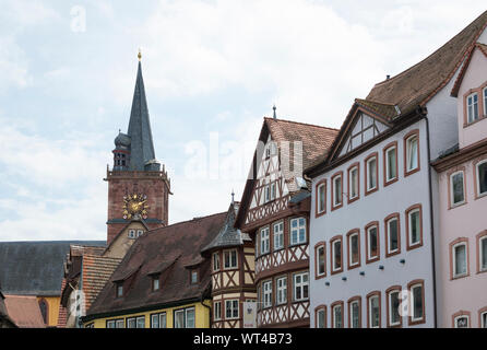 Blick auf alte Fachwerkhäuser und die Kirche im Inneren der Stadt Wertheim, Deutschland Stockfoto