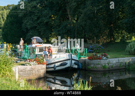 Josselin, Bretagne/Frankreich - 26. August 2019: Hausboote mit Touristen durch Fluss Schleusen auf dem Fluss Oust in der Nähe von Brest in der Bretagne Stockfoto