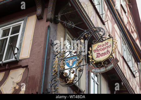 Fachwerkhäuser Metzgerei mit altmodischen Namensschild, Wertheim am Main, Deutschland Stockfoto