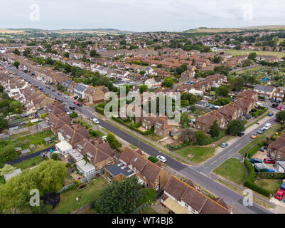 Luftaufnahme der Stadt Shoreham-by-Sea, einer Stadt am Meer und Hafen in West Sussex, England, UK, mit typischen Wohnsiedlungen und Unternehmen berücksichtigt Stockfoto