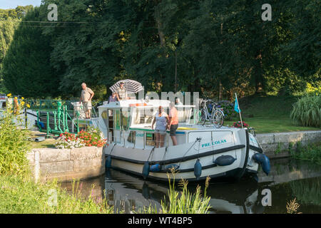 Josselin, Bretagne/Frankreich - 26. August 2019: Hausboote mit Touristen durch Fluss Schleusen auf dem Fluss Oust in der Nähe von Brest in der Bretagne Stockfoto