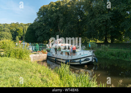 Josselin, Bretagne/Frankreich - 26. August 2019: Hausboote mit Touristen durch Fluss Schleusen auf dem Fluss Oust in der Nähe von Brest in der Bretagne Stockfoto