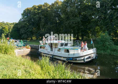 Josselin, Bretagne/Frankreich - 26. August 2019: Hausboote mit Touristen durch Fluss Schleusen auf dem Fluss Oust in der Nähe von Brest in der Bretagne Stockfoto