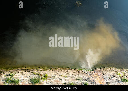 Detailansicht von Abwasser und Schmutzwasser in einem sauberen Fluss Stockfoto