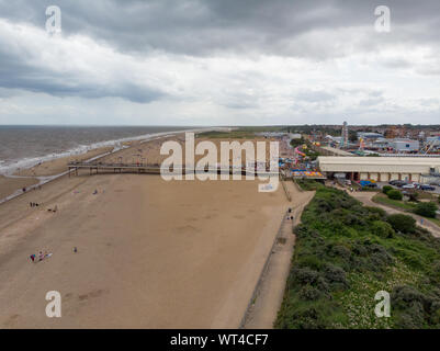 Luftaufnahme der Britischen Küstenstadt Skegness im Osten Lindsey ein Bezirk von Lincolnshire, England, zeigen den Strand und Pier auf einem beautifu Stockfoto