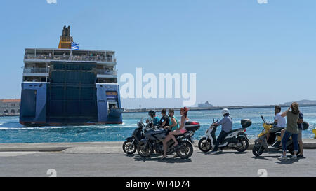 Motorradfahrer warten auf eine Fähre in Syros, Griechenland Stockfoto