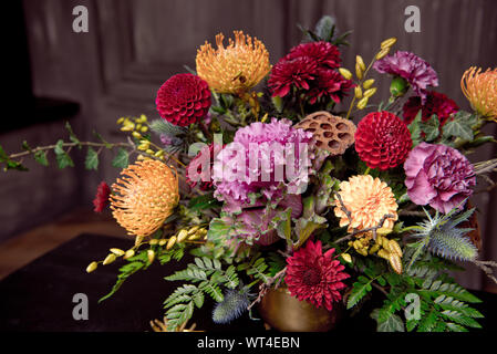 Happy Halloween Kürbis ein Kupfer Vase mit Herbst Blumen im Haus. Romantisches Datum bereit für Halloween Stockfoto