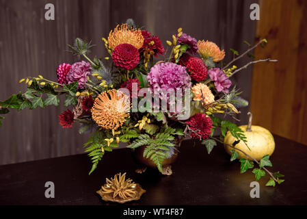 Happy Halloween Kürbis ein Kupfer Vase mit Herbst Blumen im Haus. Romantisches Datum bereit für Halloween Stockfoto