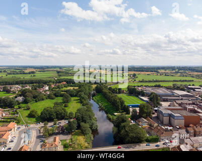 Luftaufnahme der historischen Stadt Tadcaster in West Yorkshire im Vereinigten Königreich, an einem sonnigen Tag Stockfoto