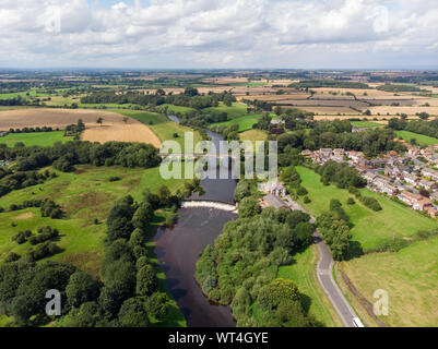 Luftaufnahme der historischen Tadcaster Viadukt und River Wharfe in West Yorkshire britische Stadt Tadcaster entfernt, auf einem sonnigen d Stockfoto