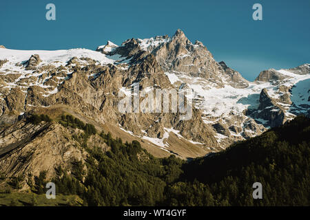 La Meije Berg im Massif des Ecrins Spektrum der Rhône und Isère Departements, mit Blick auf den nahe gelegenen Dorf von La Grave in den Französischen Alpen. Stockfoto