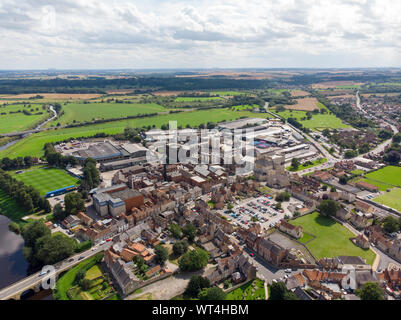 Luftaufnahme der historischen Stadt Tadcaster in West Yorkshire im Vereinigten Königreich, an einem sonnigen Tag Stockfoto