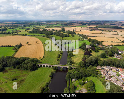 Luftaufnahme der historischen Tadcaster Viadukt und River Wharfe in West Yorkshire britische Stadt Tadcaster entfernt, auf einem sonnigen d Stockfoto