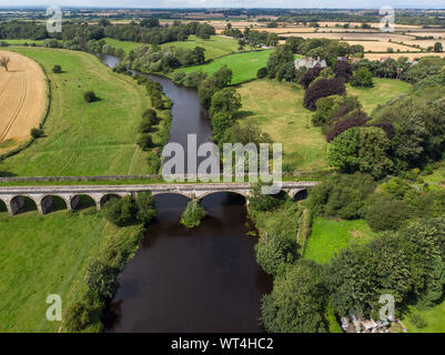 Luftaufnahme der historischen Tadcaster Viadukt und River Wharfe in West Yorkshire britische Stadt Tadcaster entfernt, auf einem sonnigen d Stockfoto