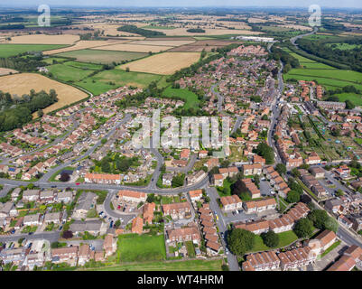 Luftaufnahme der historischen Stadt Tadcaster in West Yorkshire im Vereinigten Königreich, an einem sonnigen Tag Stockfoto