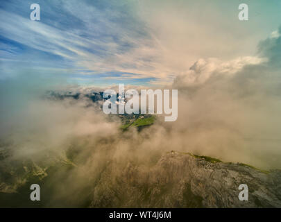 Dramatische Wolken über dem Gipfel des Wetterstein-Massiv in den Bayerischen Alpen. Stockfoto