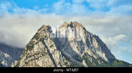 Sonnige Zugspitze, dem höchsten Berg in Deutschland in den Bayerischen Alpen. Stockfoto