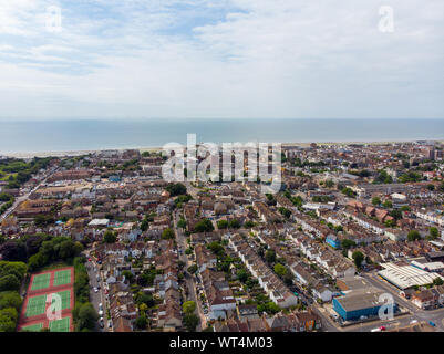 Luftaufnahme der Stadt Worthing, grossen Stadt am Meer in England und Bezirk mit borough Status in West Sussex, England, UK, mit typischen Haus Stockfoto