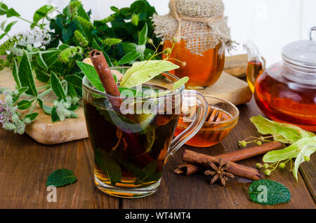 Kräutertee mit Minze, getrocknet linden Blumen. Studio Foto Stockfoto