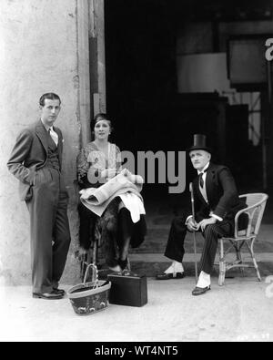 Kostümbildnerin GILBERT ADRIAN IRENE RICH und Richard Bennett außerhalb Movie Studio soundstage während der Dreharbeiten von FÜNF UND ZEHN/TOCHTER VON LUXUS 1931 Regisseur Robert Z. Leonard Buch Fannie Hurst Metro Goldwyn Mayer Stockfoto