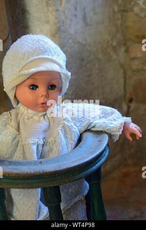 Eine Puppe in einem alten Baby Walker Stockfoto