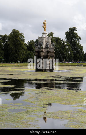 Reflexion von Diana Brunnen in Bushy Park, London Stockfoto