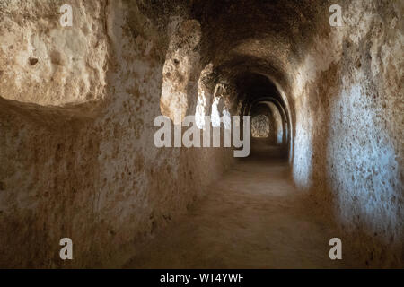 Im Inneren der Höhlen von Takht-e Rostam alte buddhistische Stupa-Kloster in Samangan, Afghanistan im August 2019 Stockfoto